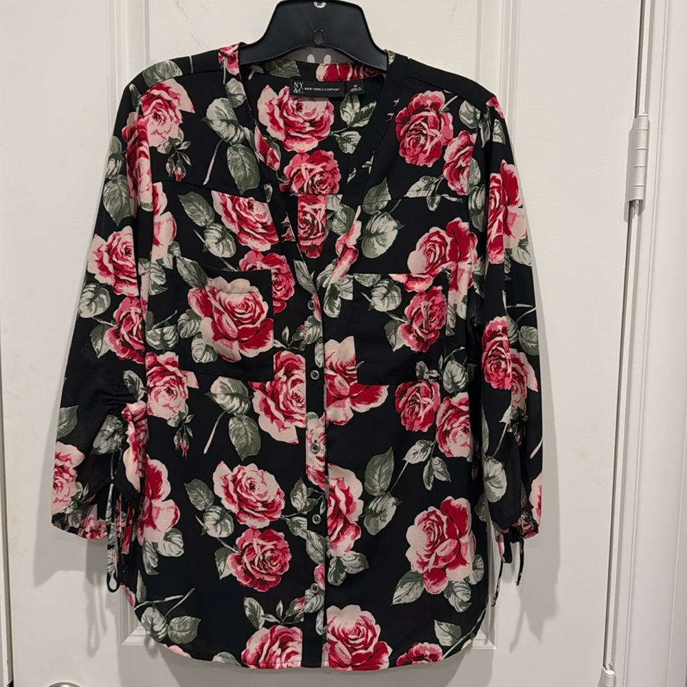 #17 Floral Cute New York & Company Blouse, Size M, Buttoned, Lightweight.